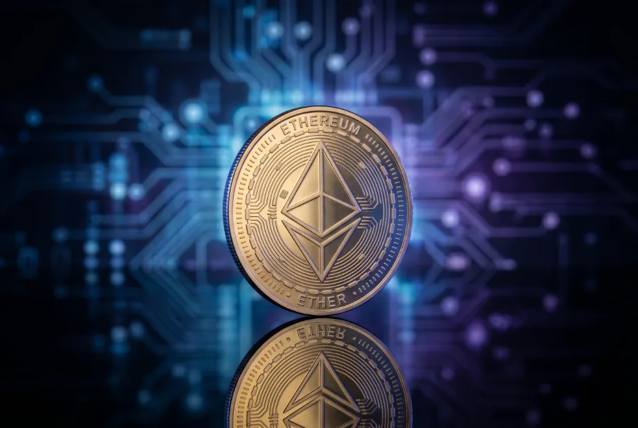 Ethereum'i logo holograafiline kujutis tumesinise digitaalse taustaga